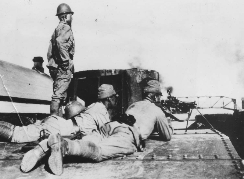 Японские солдаты с пулеметом на крыше бронепоезда в городе Тяньцзинь. 1937 г. 