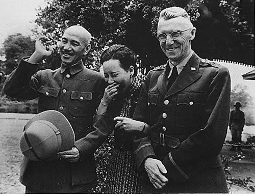 Чан Кайши, его жена и генерал-лейтенант Джозеф У. Стилвелл в Маймё. Бирма, 19 апреля 1942 г.