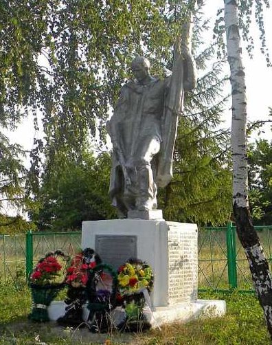 с. Рождественка Тимского р-на. Памятник, установленный на братской могиле, в которой захоронено 63 советских воина. 