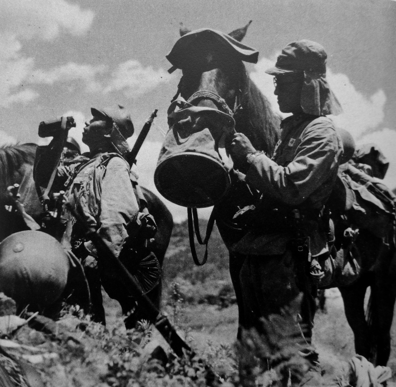 Кавалеристы японской армии на привале во время марша в китайской провинции Хунань. 1941 г. 