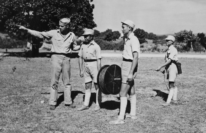 Американский инструктор учит китайских солдат прокладке линий связи. 1942 г. 