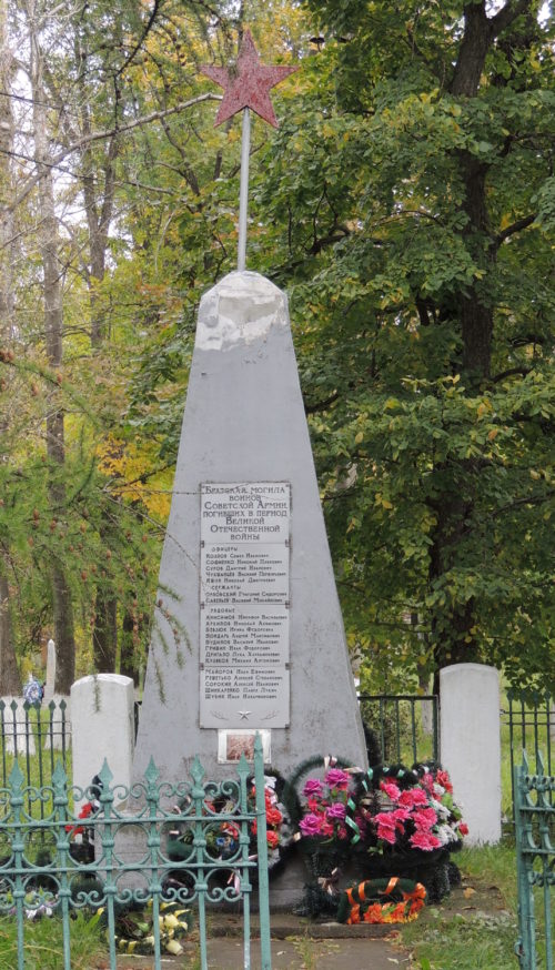 п. Тим. Памятник, установленный на братской могиле, в которой захоронено 23 советских воина.