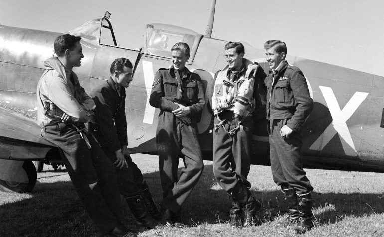 Пилоты 401-й эскадрильи канадских Королевских ВВС. 19 августа 1942 г.