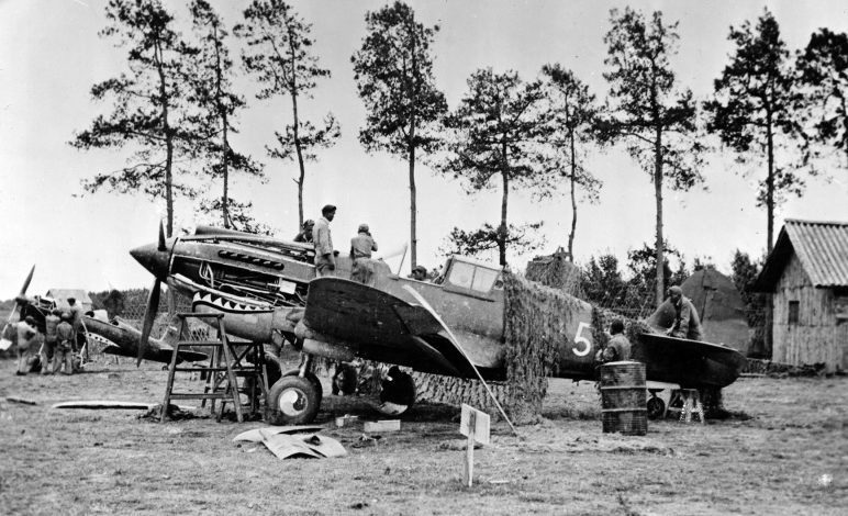 Авиационные техники обслуживают истребители Р-40 на аэродроме в Куньминге. 1943 г. 
