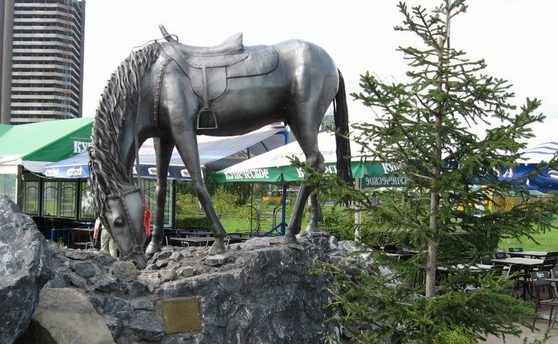 Памятник в Праге лошадям, погибшим при Аустерлице...