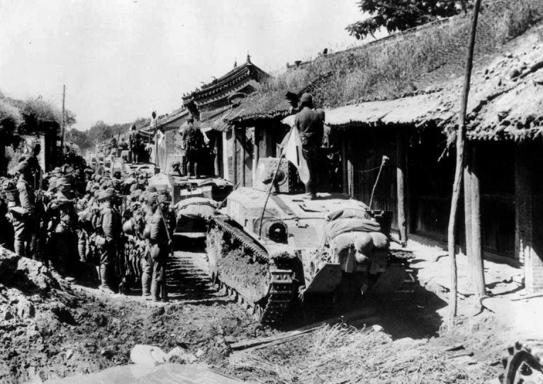 Японские войска на улице китайского города Бейлин. 1937 г. 