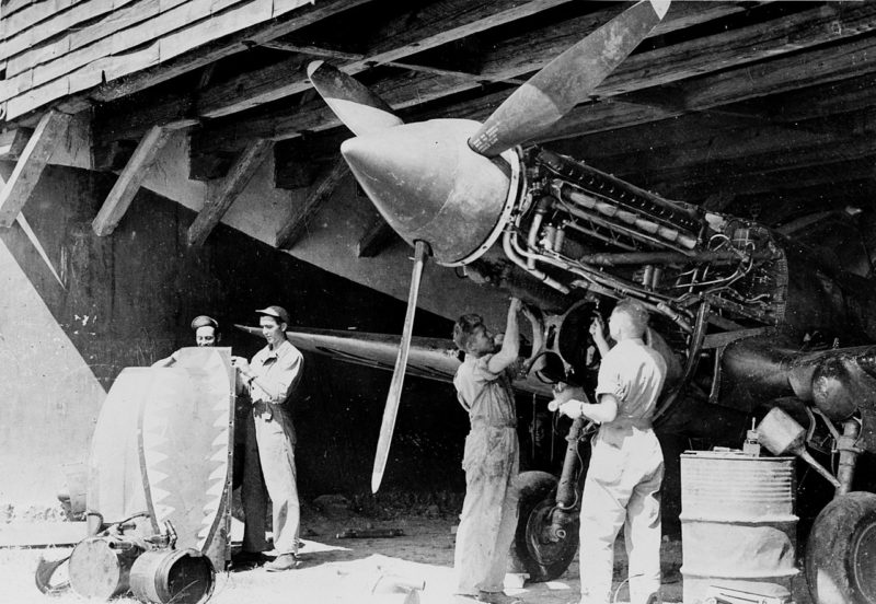 Авиационные техники обслуживают истребители Р-40 на аэродроме в Куньминге. 1943 г.