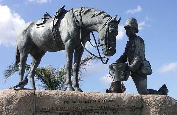 Памятник погибшим лошадям в Порт-Элизабет, Восточная Капская провинция ЮАР.