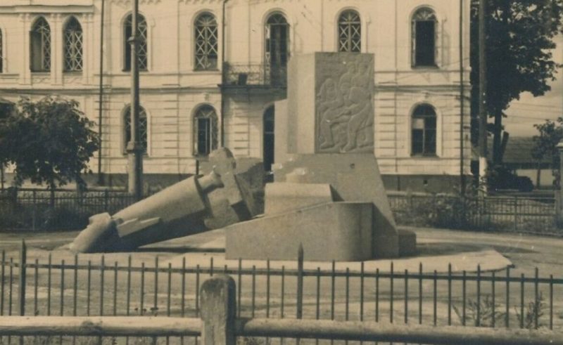 Разрушенный памятник Щорсу. 1941 г.