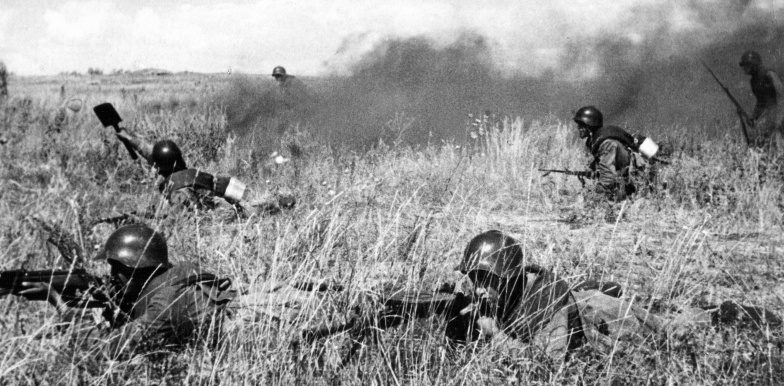 Красноармейцы атакуют. 1942 г.