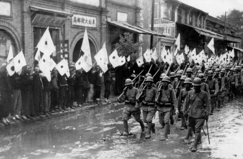 Колонна японских солдат на марше в провинции Хэнань. 1937 г. 