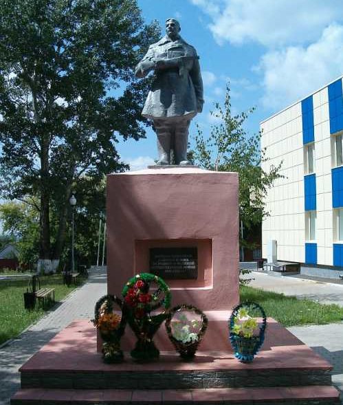 п. Тим. Памятник воинам-тимчанам, павшим в боях за Родину в Великой Отечественной войне.