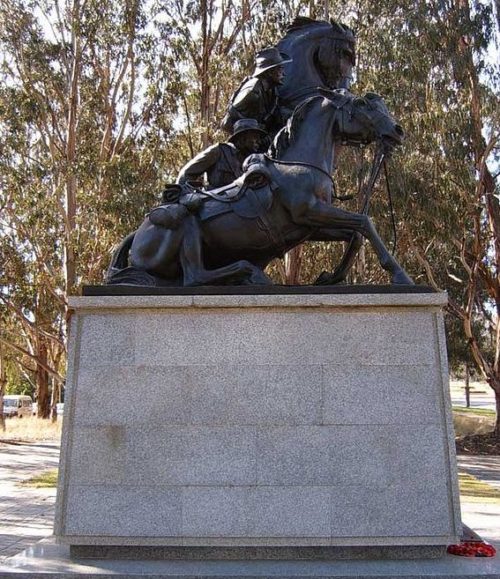 Памятник Британской кавалерии во время Суэцкого кризиса, установленный в Порт-Саиде, Египет.