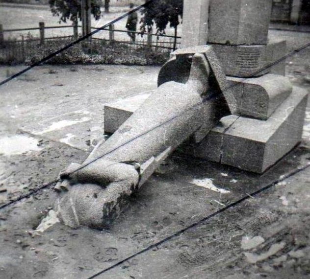 Разрушенный памятник Щорсу. 1941 г.