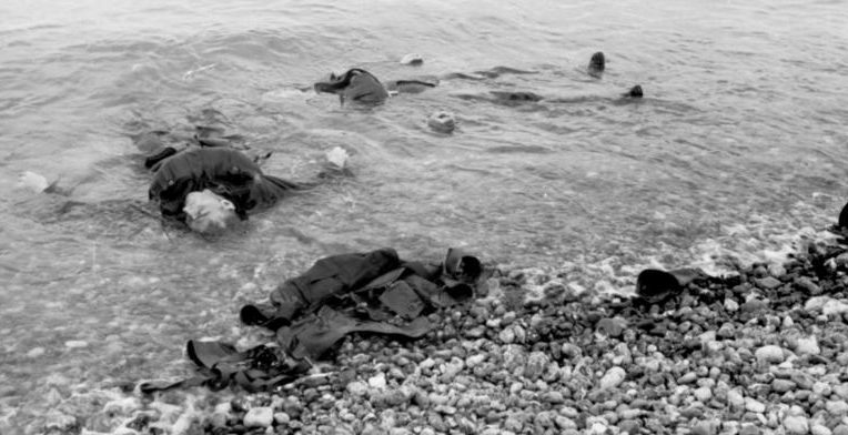 Погибшие канадские солдаты у Дьеппа. Август, 1942 г.