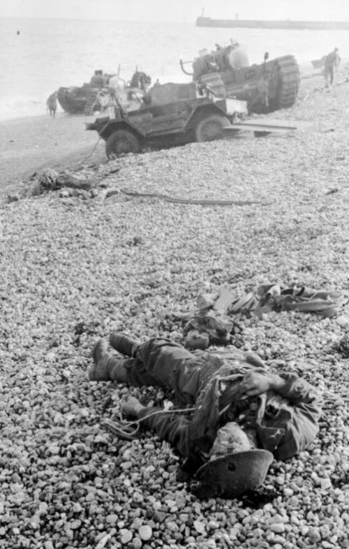Погибшие канадские солдаты у Дьеппа. Август, 1942 г.