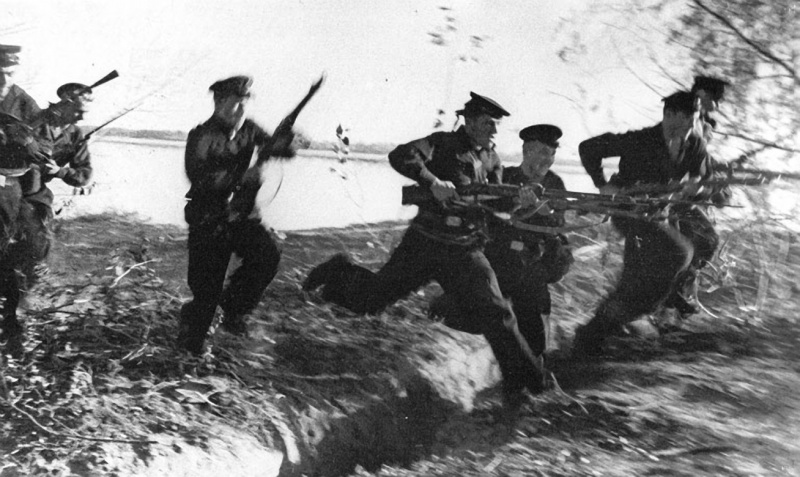 Красноармейцы атакуют. 1942 г.