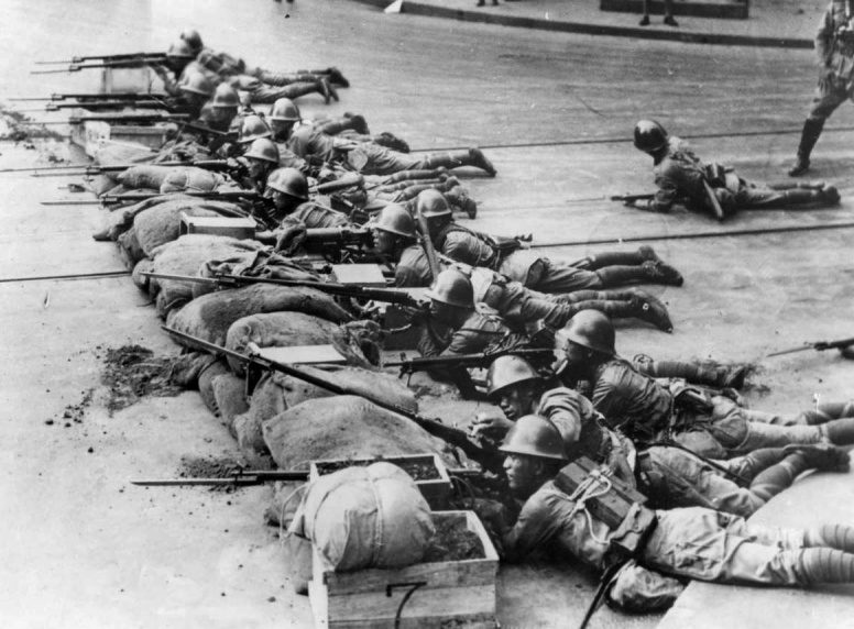 Японские солдаты на улице китайского города Хайкоу. 1937 г. 