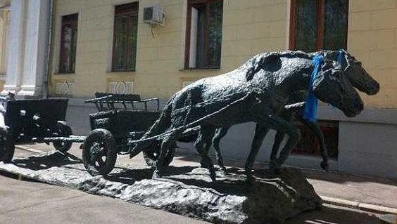 Памятник монгольским лошадям на Поклонной горе в Москве. 