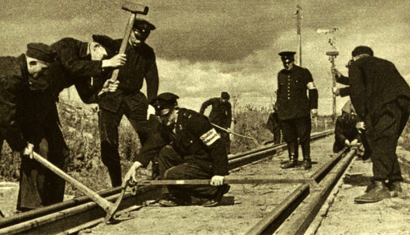 Железнодорожники ремонтируют ветку Житомир-Коростень. 1941 г. 