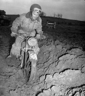 Связной мотоциклист на поле к югу от Удема, Германия. 14 сентября 1944 г.