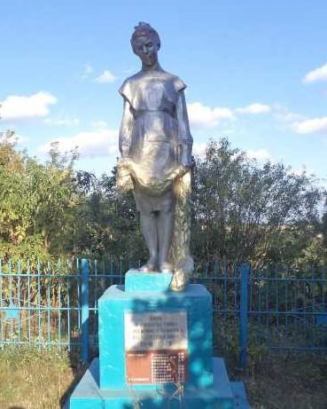 с. 1-е Банино Фатежского р-на. Памятник, установленный в 1962 году на братской могиле, в которой захоронено 18 советских воинов, в т.ч. 8 неизвестных.