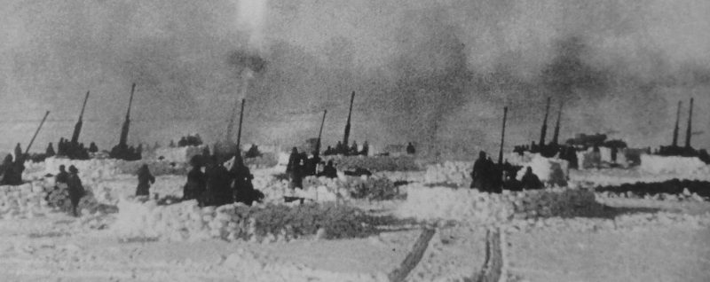 Батареи советских 37-мм и 85-мм зениток под Сталинградом. 1942 г.