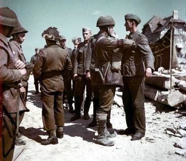 Канадцы обыскивают военнопленных, захваченных в Булони. Франция, 18 сентября 1944 г.
