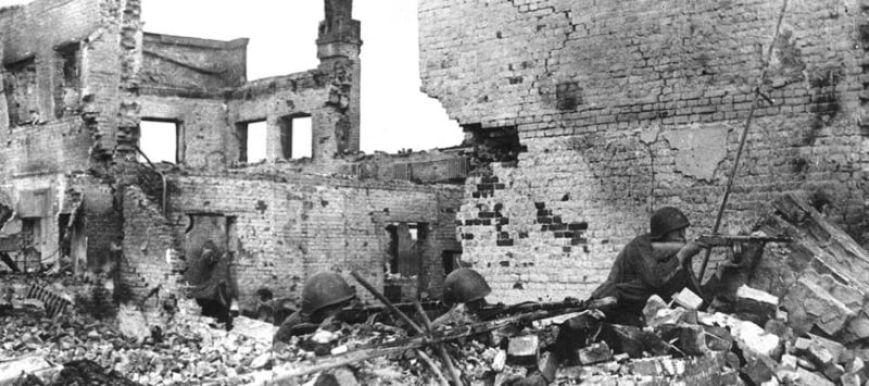 Красноармейцы в бою за город. Июль 1942 г.