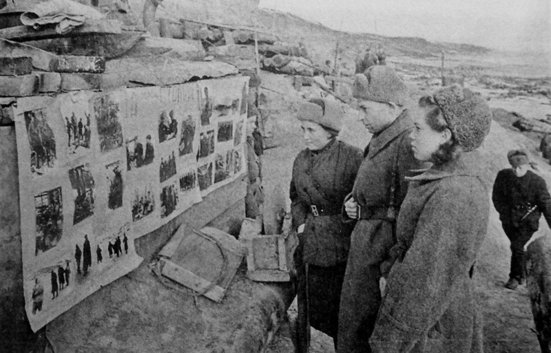 Стенгазета 39-ой гвардейской дивизии на берегу Волги в Сталинграде. 1942 г.