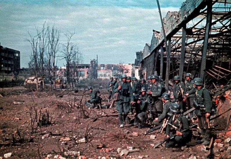 Солдаты 545-го пехотного полка Вермахта у развалин завода «Красный Октябрь». Июль 1942 г. 