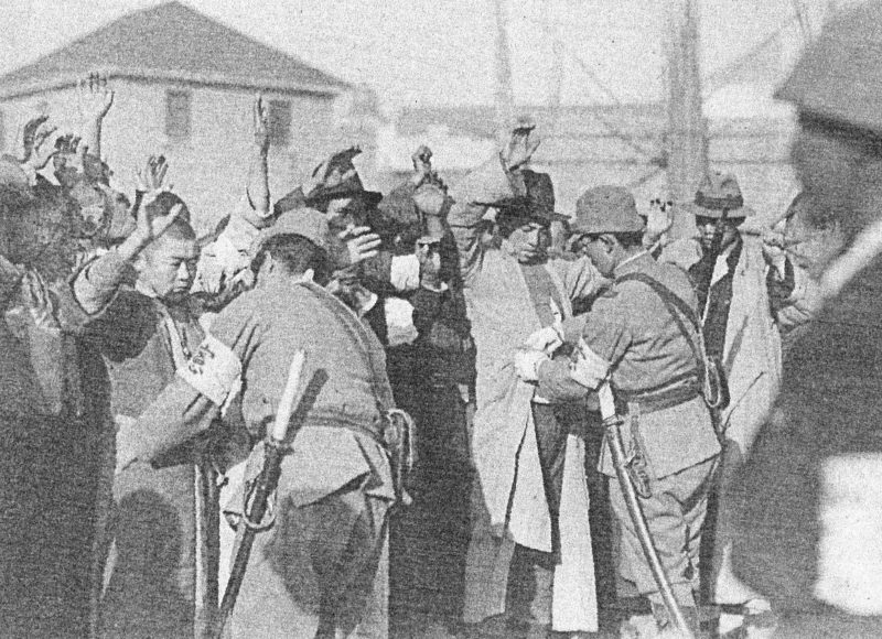 Японские солдаты обыскивают граждан оккупированного Нанкина. 1937 г.
