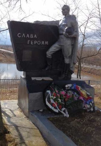 с. Доброхотово Фатежского р-на. Памятник, установленный на братской могиле, в которой захоронено 200 советских воинов.