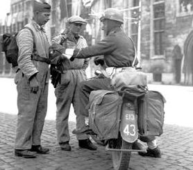 Бельгийские бойцы сопротивления с канадским солдатом во время освобождения Брюгге. Сентябрь 1944 г.