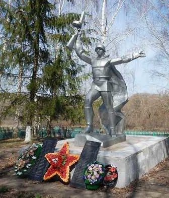 с. Молотычи Фатежского р-на. Памятник около школы, установленный в 1965 году на братской могиле, в которой захоронен 204 советских воина, в т.ч. 9 неизвестных.