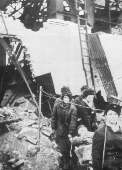 Советские санитарки выносят раненого из цеха завода. 1942 г.