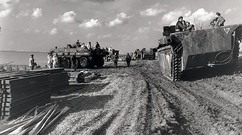 Колонна автомобилей-амфибий «Аллигатор» на реке Шельдт. 13 октября 1944 г. 