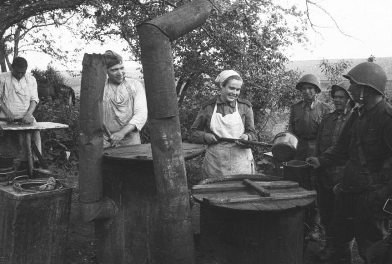 Советская полевая кухня у Демянского выступа. Май 1942 г.