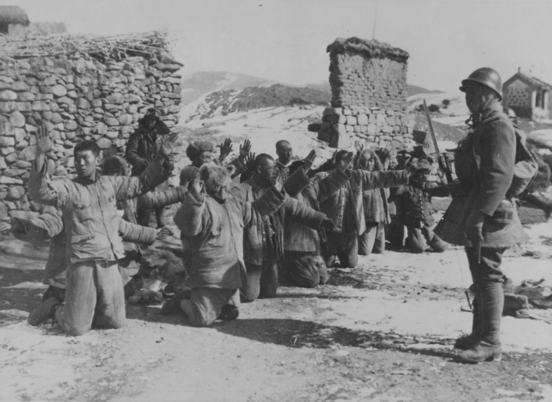 Китайские пленные на коленях перед японским солдатом. 1937 г. 