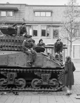 Голландская девушка беседует с экипажем танка «Шерман». Берген-оп-Зом, Нидерланды. 29 октября 1944 г.