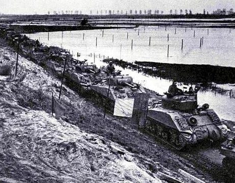 Канадская бронетехника, движущейся вдоль дамбы. Нидерланды. Октябрь 1944 г.