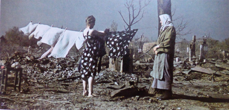 Жительницы оккупированной немецкими войсками части города сушат белье. Август 1942 г.
