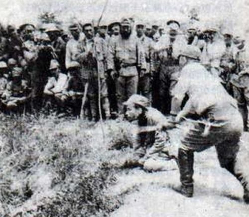 Японские военнослужащие казнят китайцев в Нанкине. 1937 г.