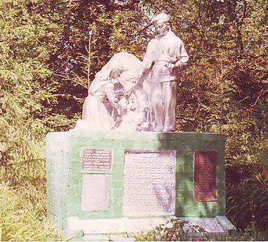 с. Н. Реут Фатежского р-на. Памятник, установленный в 1969 году на братской могиле, в которой захоронено 273 советских воина, в т.ч. 252 неизвестных.