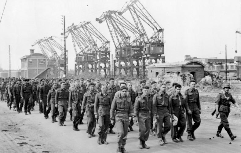 Колонна пленных канадских солдат на улицах Дьеппа. Август 1942 г. 