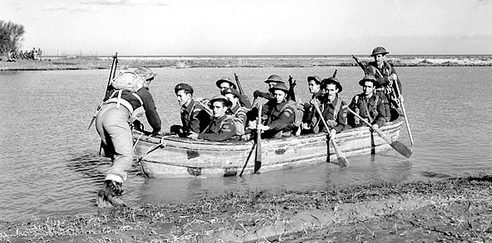 Обучение пехотинцев Королевского полка на складной парусной лодке недалеко от Каттолики, Италия. 24 ноября 1944 г.