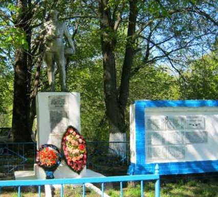 д. Ржава Фатежского р-на. Памятник, установленный на братской могиле, в которой захоронено 215 советских воина, в т.ч. 62 неизвестных.
