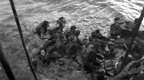 Выжившие моряки потопленного минного тральщика «Clayoquot» взяты на борт корвета у Галифакса, Новая Шотландия. 24 декабря 1944 г.