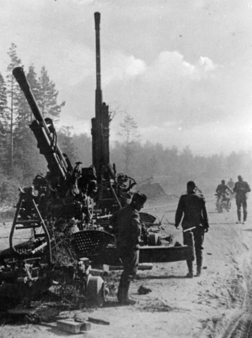 Поврежденные советские 85-мм зенитные орудия под Демянском. 1942 г.