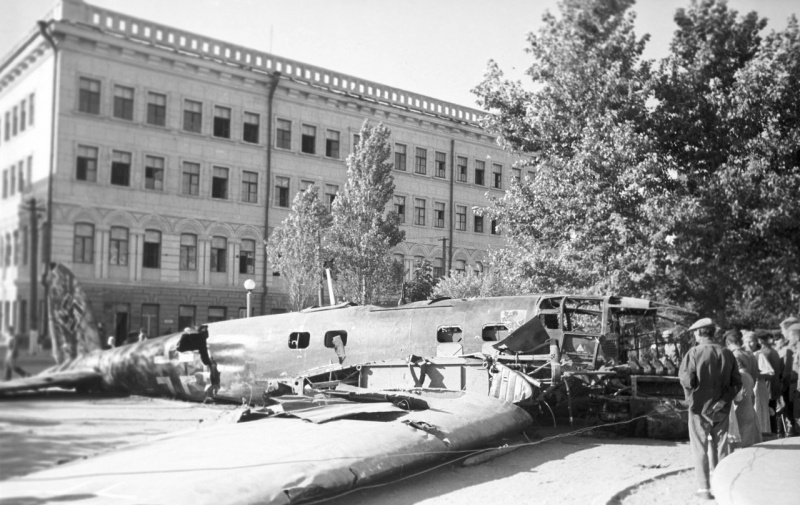 Сбитый немецкий бомбардировщик He.111 на городской улице. Август 1942 г.